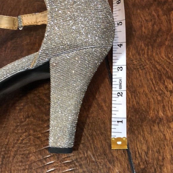 Naturalizer new in box metallic gold heels - Picture 6 of 6